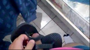 Se masturbando e gozando gostoso no chinelo de um amigo